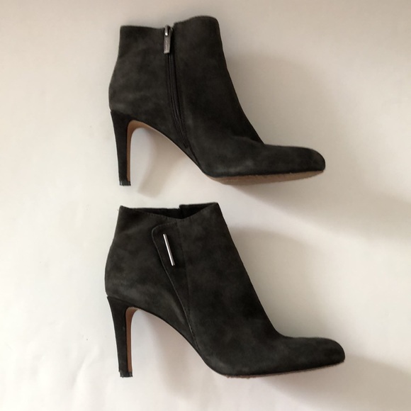 Vince Camuto 8.5 Gray Ankle Boot Black Heel suede zipper Silver Detail Excellent - Picture 4 of 10